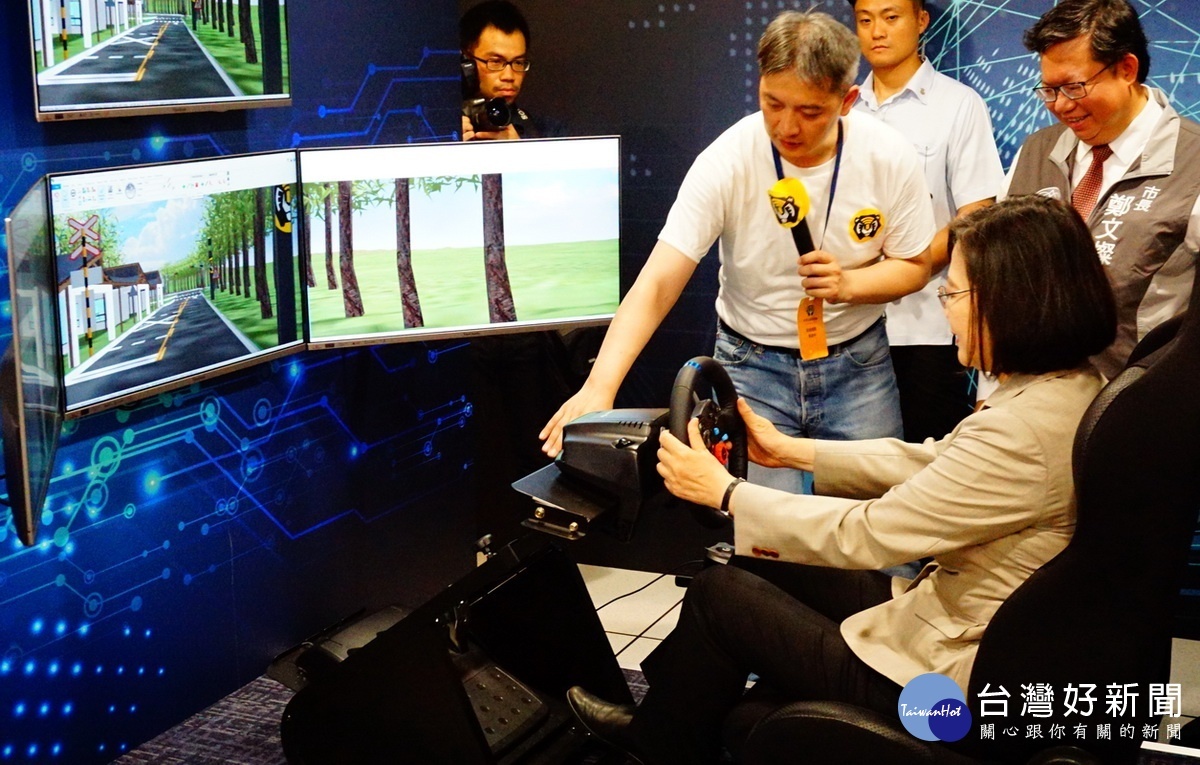 總統蔡英文在桃園市長鄭文燦陪同中體驗自駕模擬訓練系統。