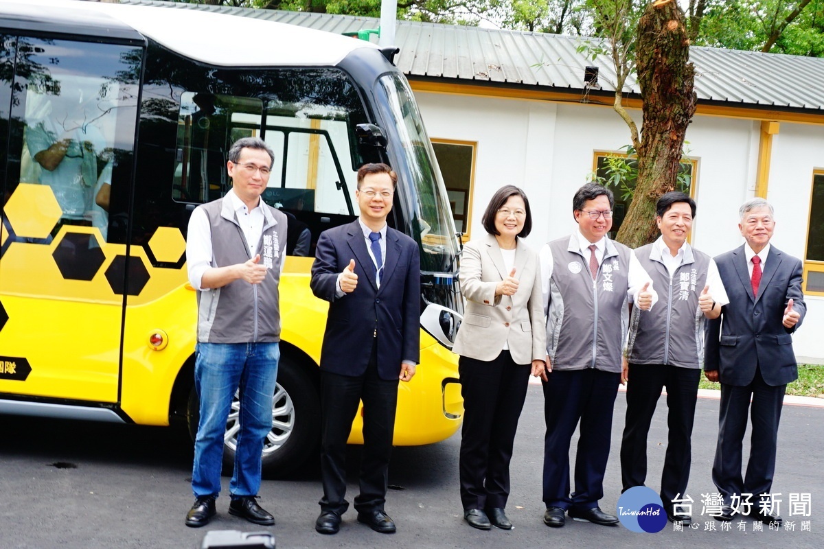 總統蔡英文、桃園市長鄭文燦等人搭乘6米電動自駕巴士繞行園區,體驗之後豎起大姆指稱讚。