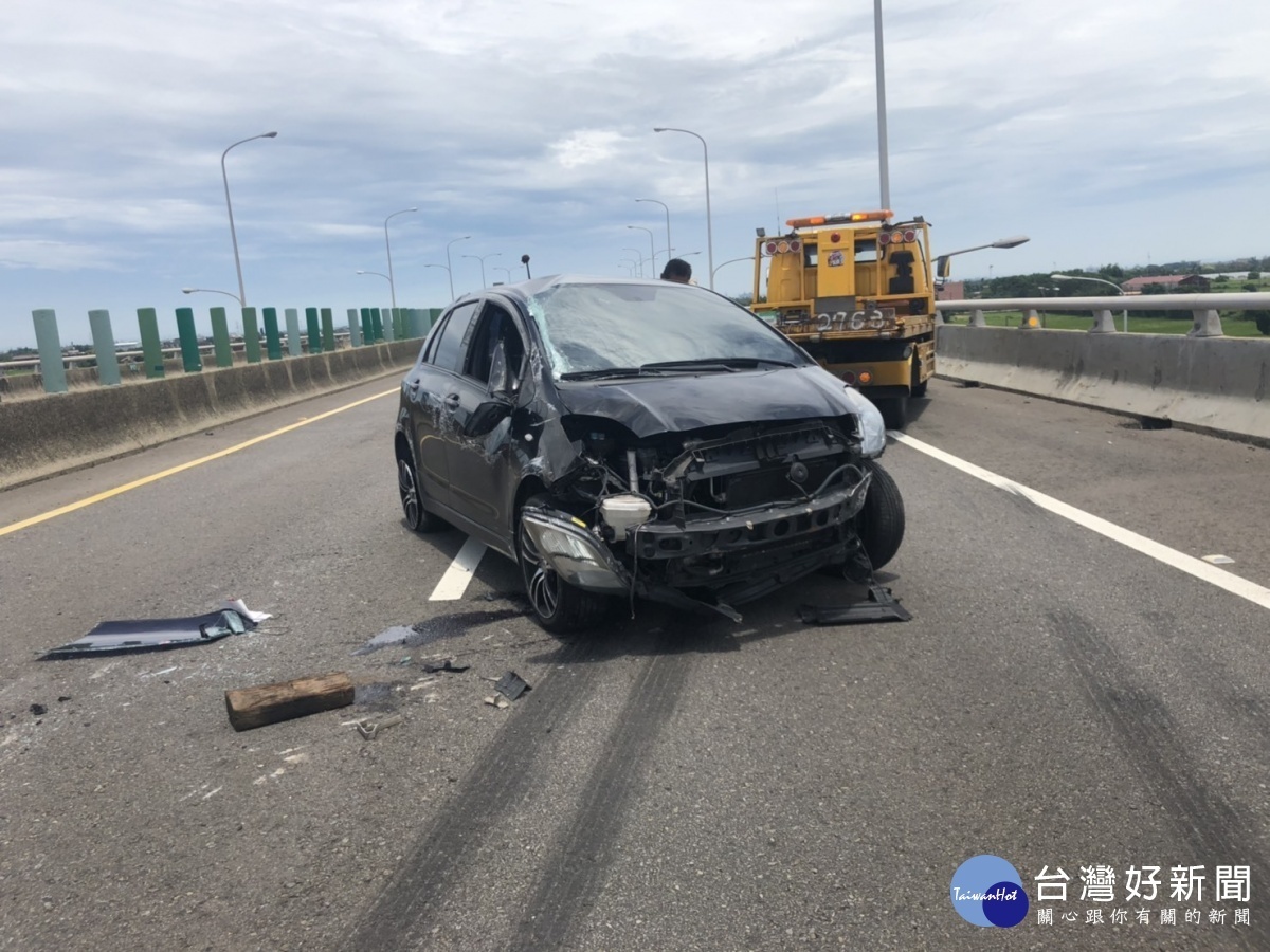 觀音區台61線西向5公里處,發生一起自小客車爆胎翻車事故,車上乘客手腳擦傷、駕駛平安無事。
