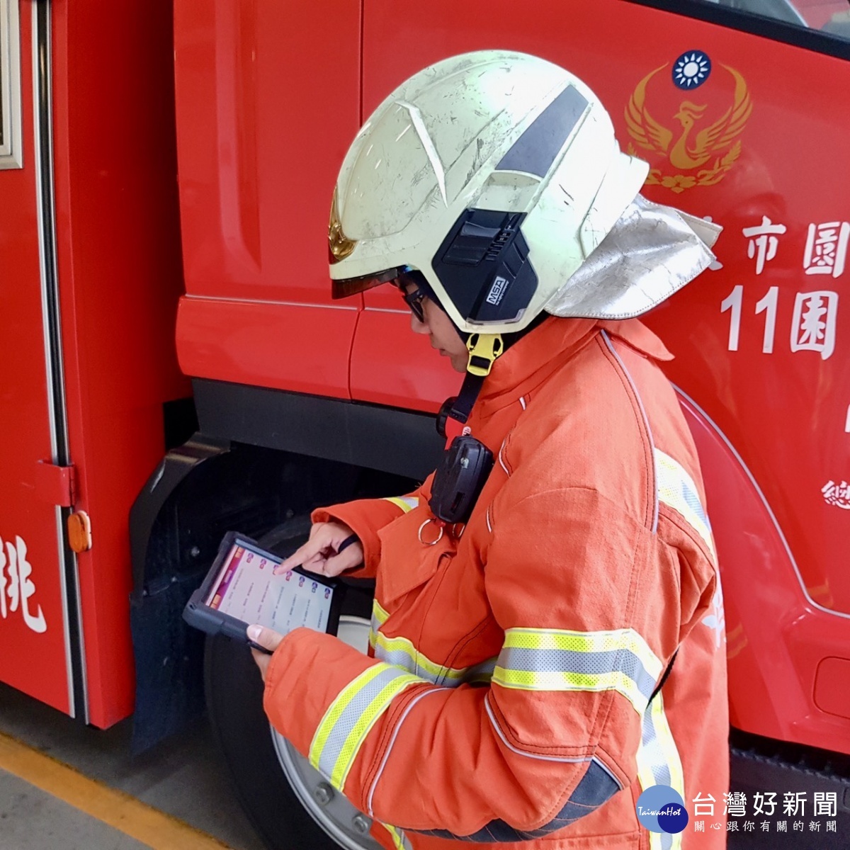 為提升第一線救災救護能力，桃市消防局採購IPAD配發在所有救災救護車輛上使用。