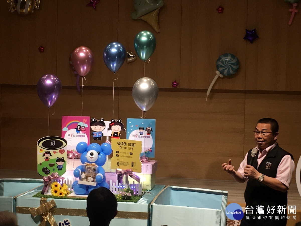 茆董事長說明新護照提高獎勵鼓舞多閱讀。( 記者扶小萍攝)