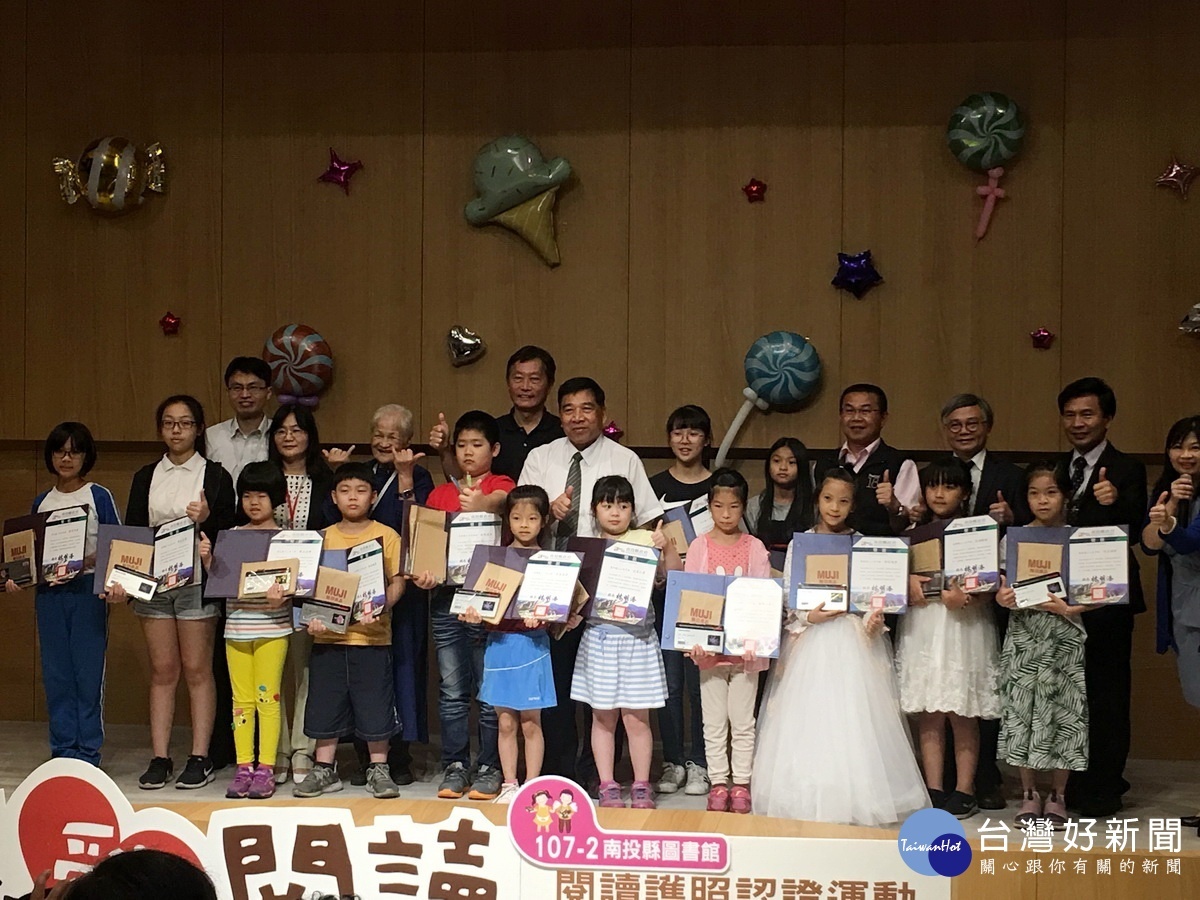陳副縣長頒閱讀高手縣長獎。(記者扶小萍攝)