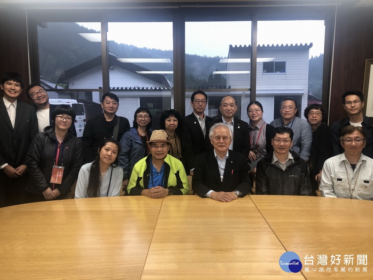 三島町長等人與台灣工藝代表相見歡。(工藝中心提供)