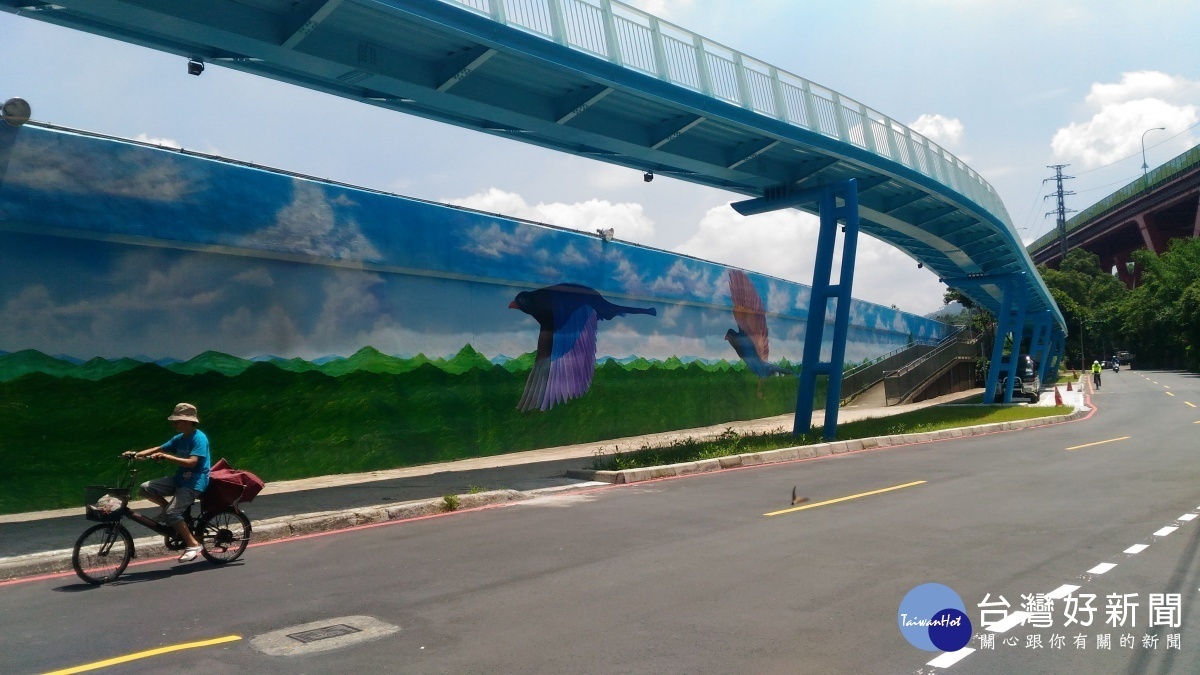 一壽橋越堤牽引道完工 藍鵲壁畫展現豐富生態景觀（圖／台北市水利處提供）