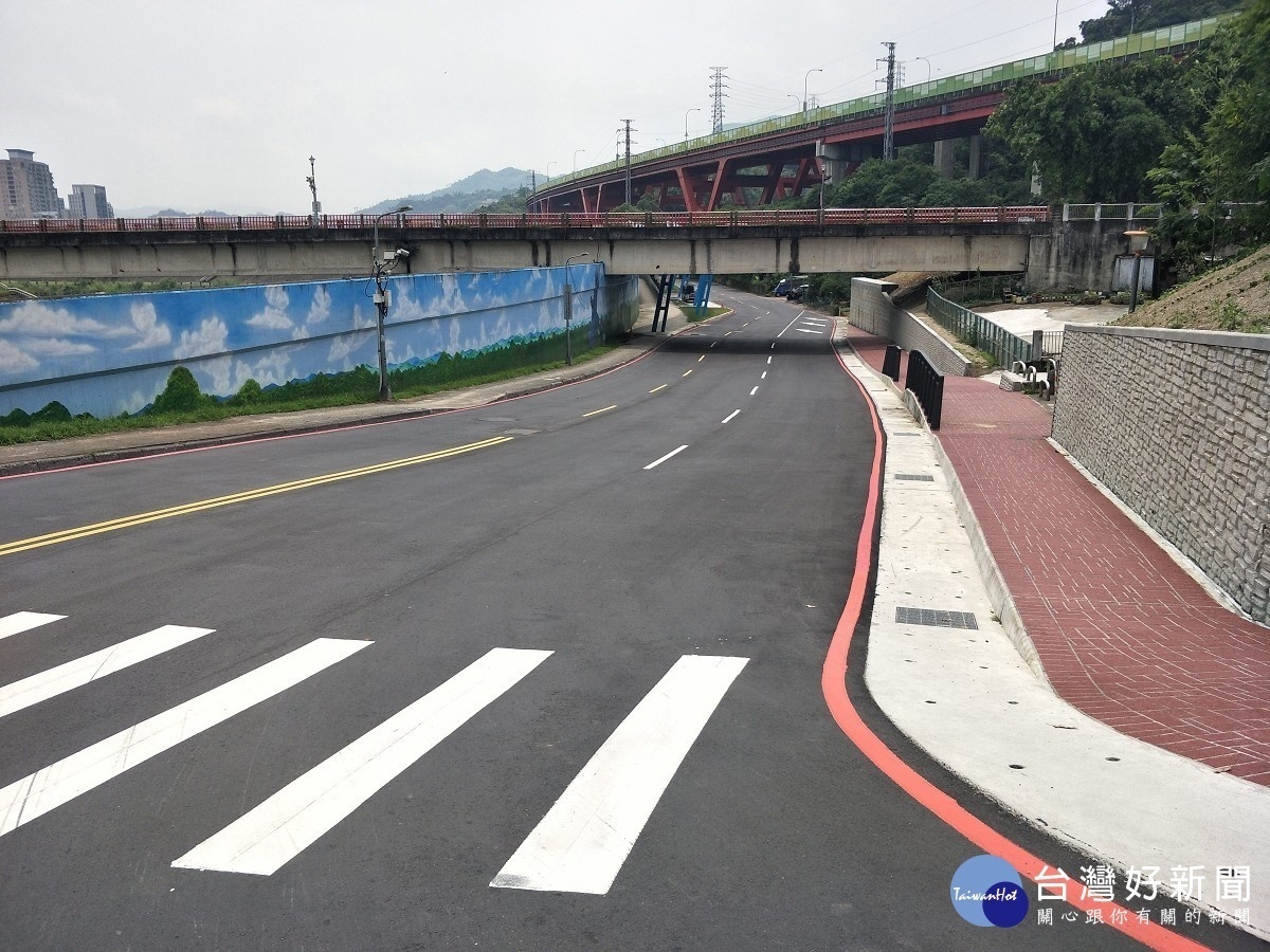 北市水利處拓寬老泉街水防道路，並將堤防美化（圖／台北市水利處提供）