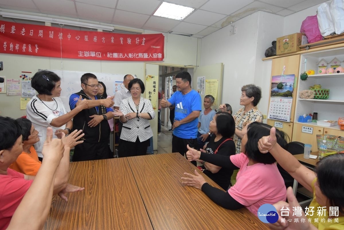 縣長王惠美視察身障福利服務中心，並關心聽障朋友與他們互動。圖／記者鄧富珍攝