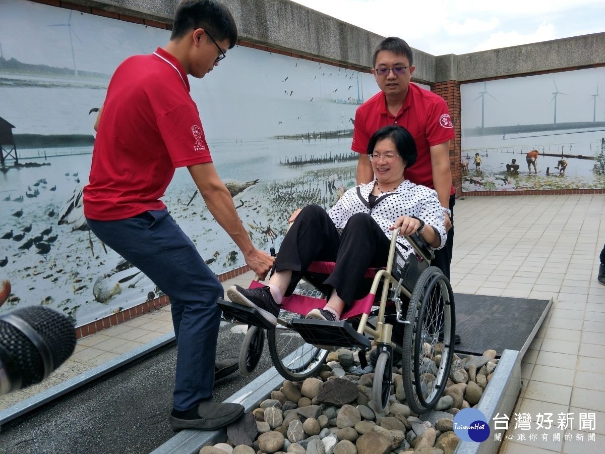 縣長王惠美親自坐上輪椅，體驗身障朋友的生活甘苦。圖／記者鄧富珍攝