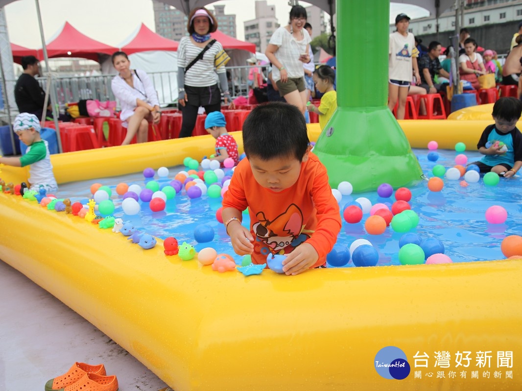 新月廣場變身滑水樂園　享受30天清涼暑期 台灣好新聞 第2張