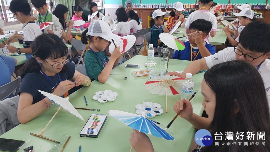 學童彩繪油紙傘
