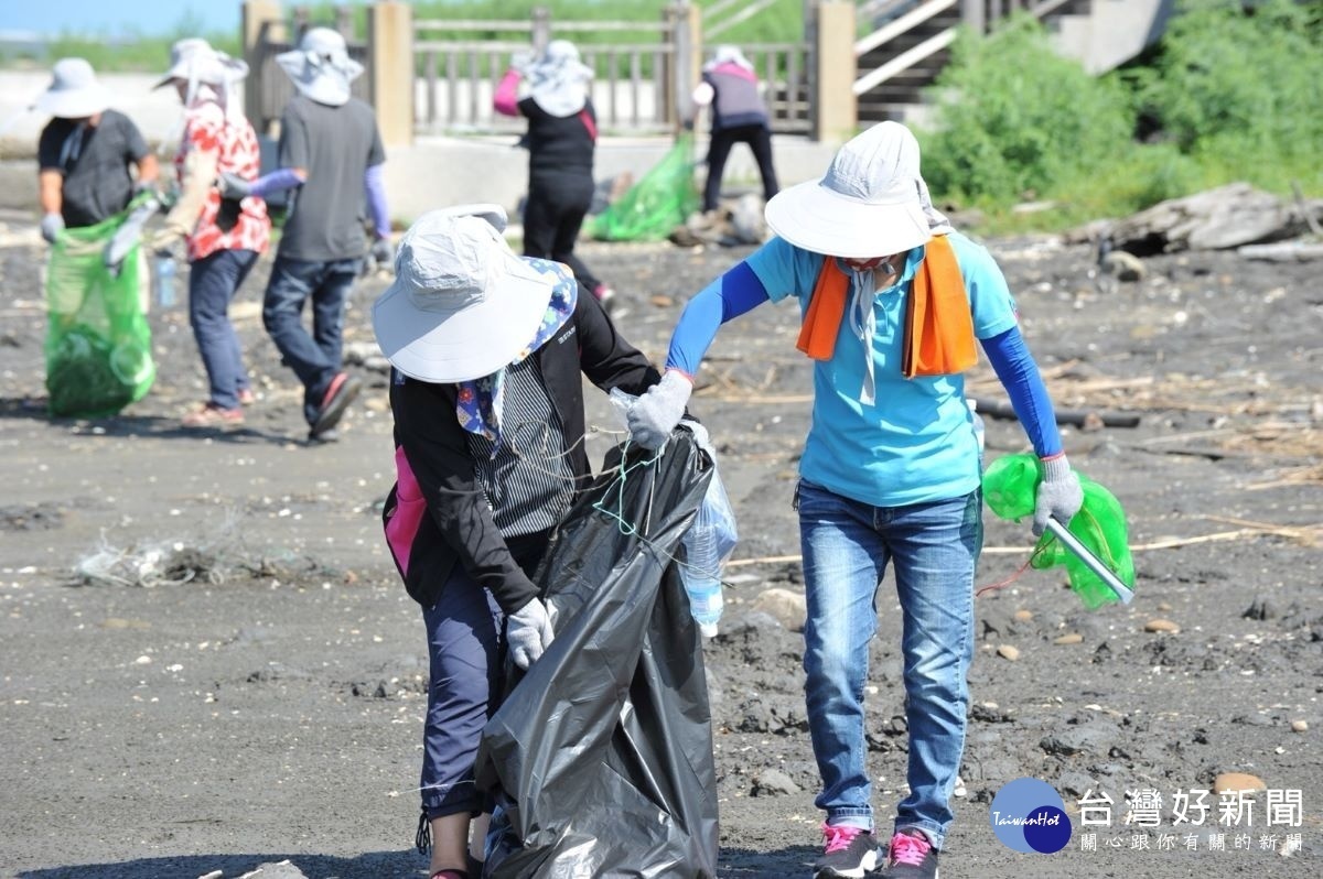 民眾共同參與垃圾回收不落海淨灘活動。