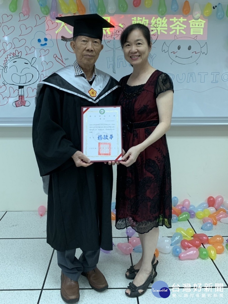 左畢業生黃明河,右為指導老師李淑芳