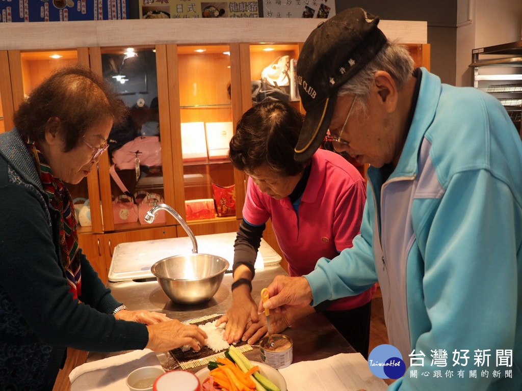 午餐DIY,由春容老師帶領老寶貝們親手製作「爽文手捲」。(圖/林重鎣攝)