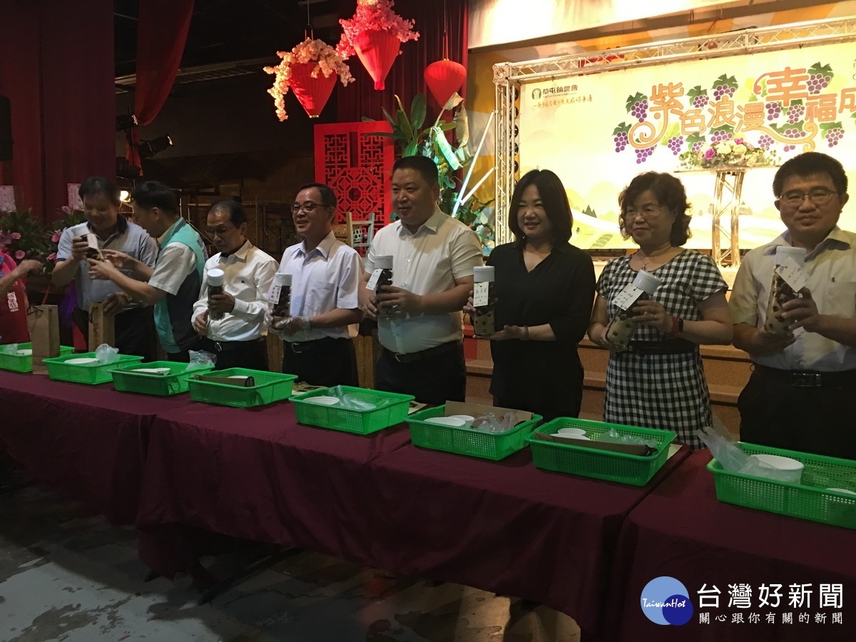 來賓們示範DIY葡萄露。(記者扶小萍攝)