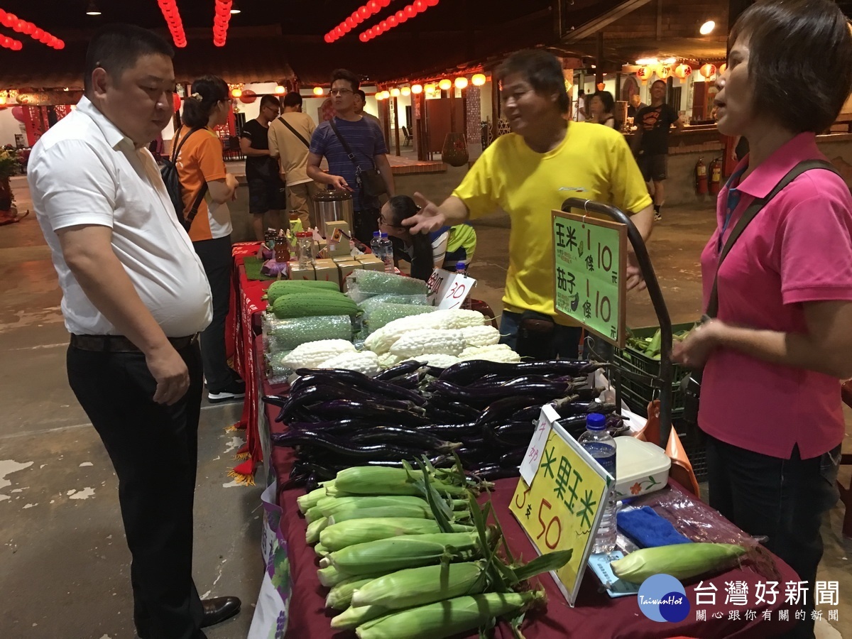 農會理事長陳文忠關心農友收成。(記者扶小萍攝)