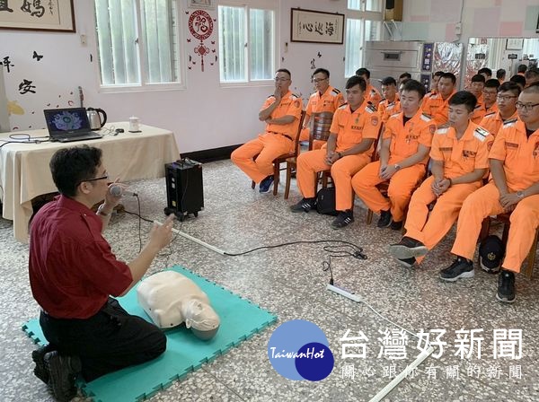 海巡署第四岸巡隊為強化緊急救護效能,邀請雲林縣消防局針對CPR心肺復甦術及救生觀念進行交流研討。(記者陳昭宗拍攝)