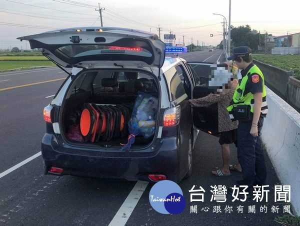 土庫所警員黃雅芳等人,見年事已高的拾荒老婦癱坐路旁,因擔心其安危,遂護送老婦平安返家,暖心舉動深獲讚許。(記者陳昭宗拍攝)