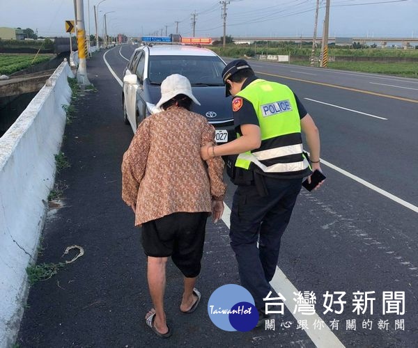 老婦力衰癱坐路旁　虎尾暖警即救援 台灣好新聞 第2張