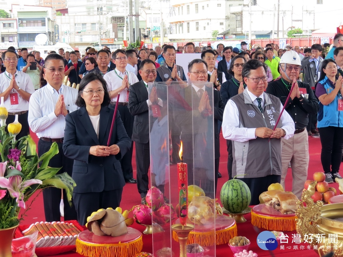 蔡英文視察桃園社會住宅 自信滿滿執政團隊肯定度一直提升