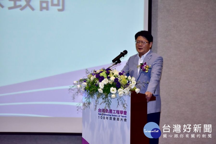 交通部次長黃玉霖表示,交通部對於軌道發展非常用心,未來將落實鐵道產、官、學、研各項專家學者人力跟資源的整合。