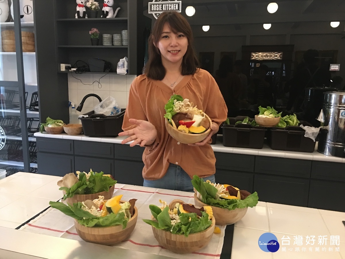 新鮮時蔬的火鍋料很引人垂涎。(記者扶小萍攝)