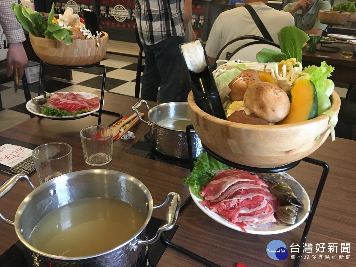 火鍋料十足。(記者扶小萍攝)