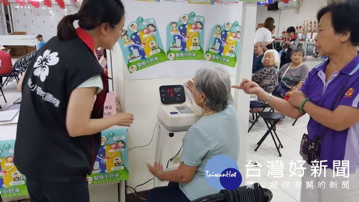 醫養合一窗口服務當地銀髮長者提供健康量測服務