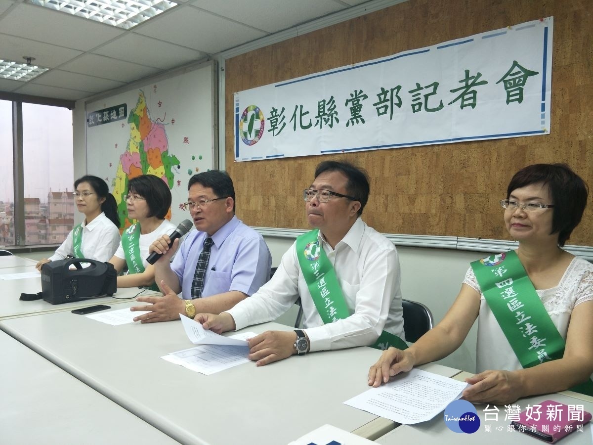 立委黃秀芳、洪宗熠、陳素月以及縣議員陳秀寶,將投入明年區域立委選舉。圖/記者鄧富珍攝