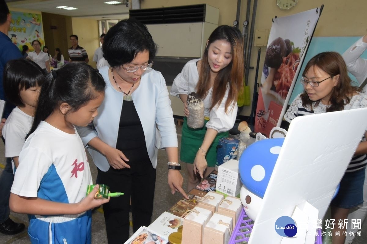 縣長王惠美餐與嬉遊彰化蓋有趣系列活動與學童快樂互動並鼓勵學童參與暑假正當休閒活動。圖／記者鄧富珍攝