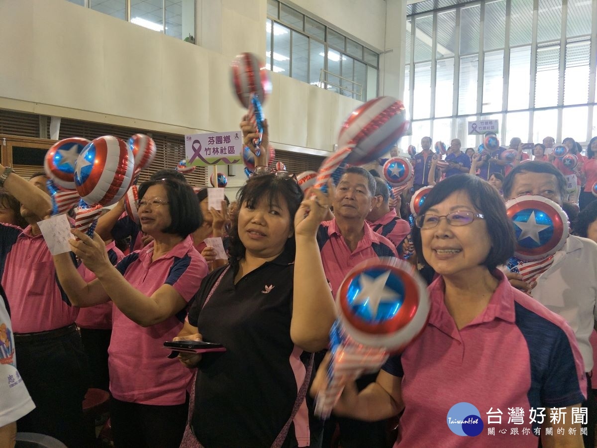 縣長王惠美帶領八大社區守護志工一起攜手反家暴。圖/記者鄧富珍攝