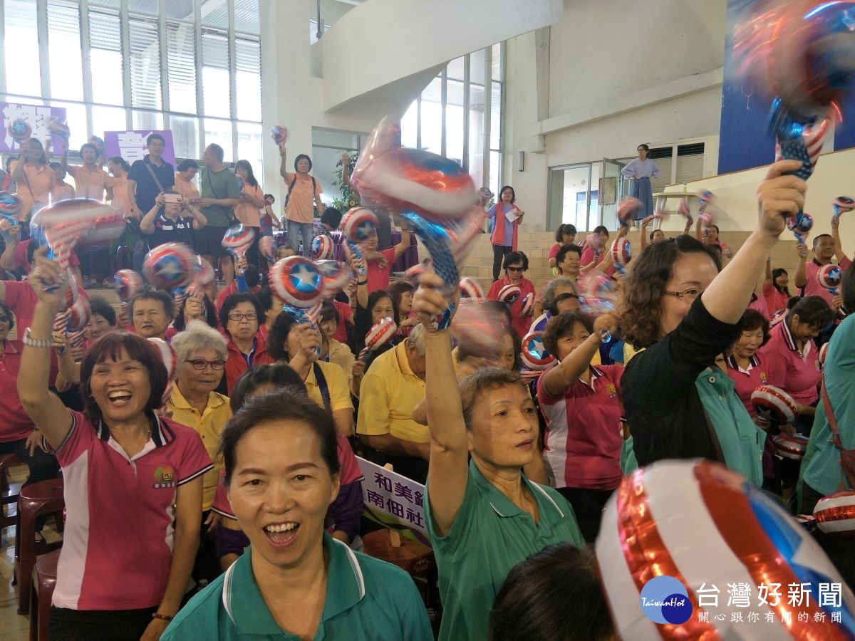縣長王惠美帶領八大社區守護志工一起攜手反家暴。圖/記者鄧富珍攝