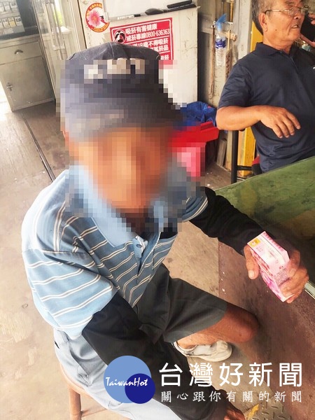 高齡老翁迷途在烈日當中,蔦松所員警熱心照料,並積極協助找尋家人,化解危機。