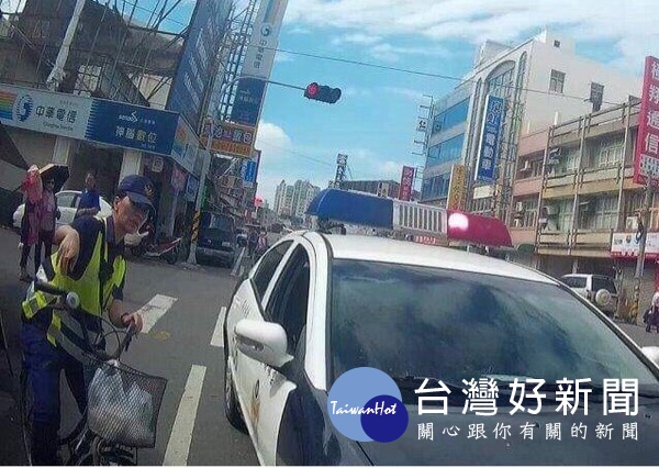 老翁外出購餐途中,因戶外烈日曝曬,疑有輕微中暑現象,幸遇北辰所警員李玉冠、陳曉玟細心照料,平安送返家中。