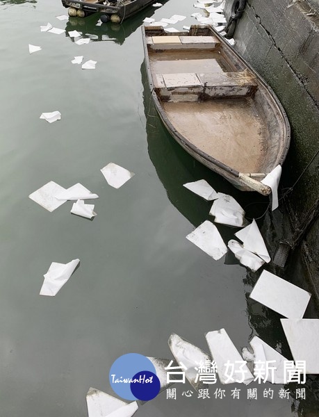 台子村漁港加油站柴油管漏油外溢至港區，海巡署第四岸巡隊即時發現及立即處置下，得以控制情勢，未讓污染持續擴大。