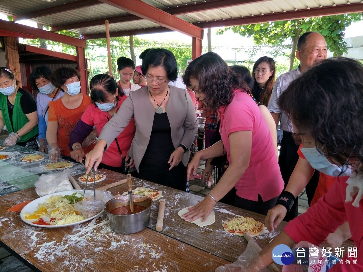 彰化縣長王惠美在活動前體驗披薩製作與大家分享。圖／記者鄧富珍攝