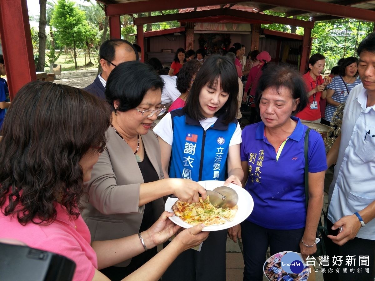 彰化縣長王惠美在活動前體驗披薩製作與大家分享。圖／記者鄧富珍攝