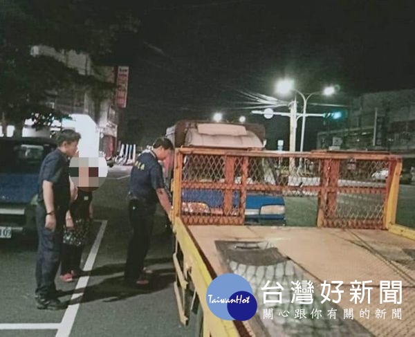 婦人夜間行車拋錨受困，幸得虎尾警方及汽修場老闆熱心協助，使她順利返家，亦對員警為民服務之精神深表感謝與肯定。（記者陳昭宗拍攝）