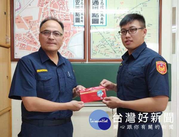 北港警方在暑假來臨前強力緝毒，一日連破2起毒品案，分局長王立德至北辰所及水林所頒發破案禮券，感謝員警守護青少年的辛勞。（記者陳昭宗拍攝）