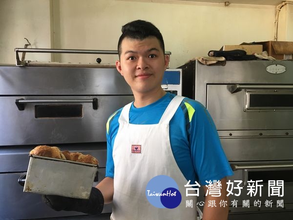 找工作常常碰壁的聽障生阿豪透過虎尾就業中心就服員協助,運用職場學習及再適應計畫與僱用獎助就業措施,穩定於職場並做著自己喜愛的烘培工作。(記者陳昭宗拍攝)