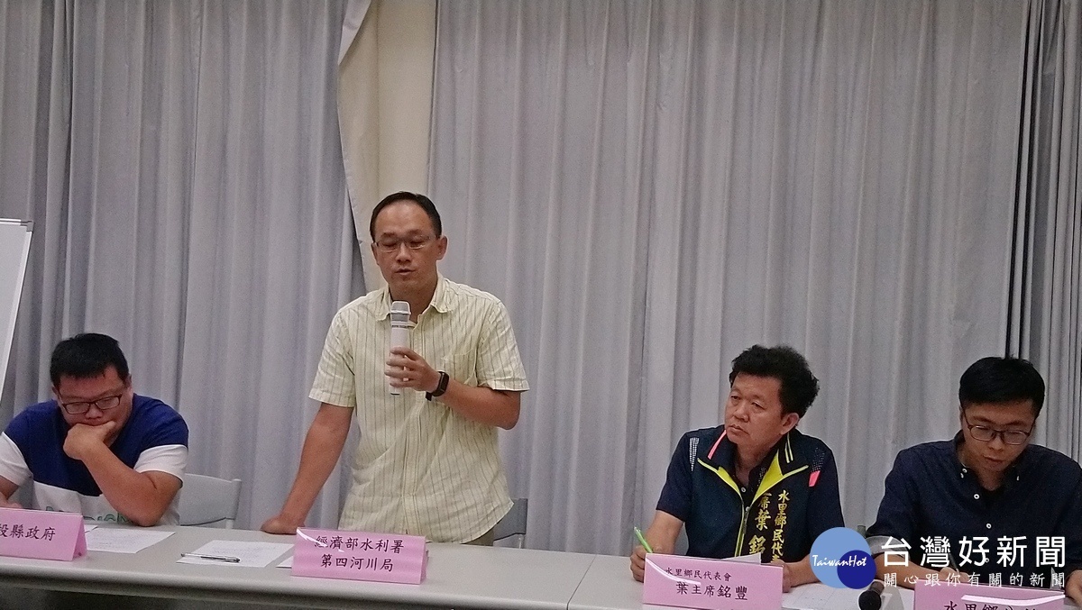 四河局人員提出說明。(記者吳素珍攝)
