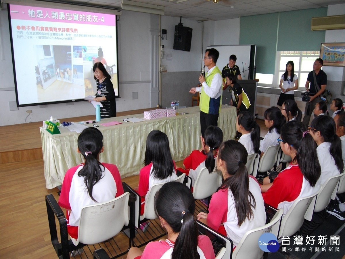 棄養造成社會問題　林世賢偕罹癌末愛犬到學校宣導