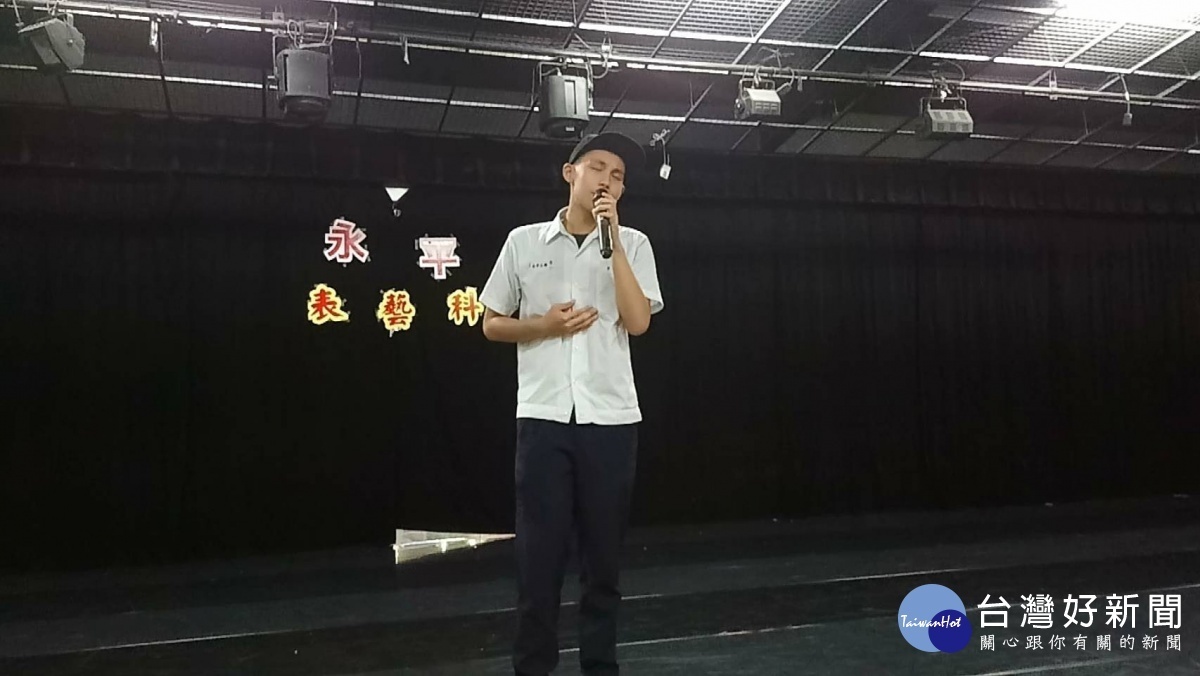蕭丞佑跟著老師從最基本基本腹式呼吸、發聲開始練習,漸漸地被聲樂所吸引、產生興趣。