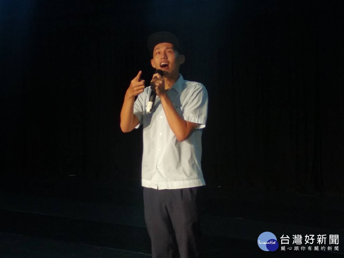 蕭丞佑對台語歌非常在行。(圖/林鵬程攝)