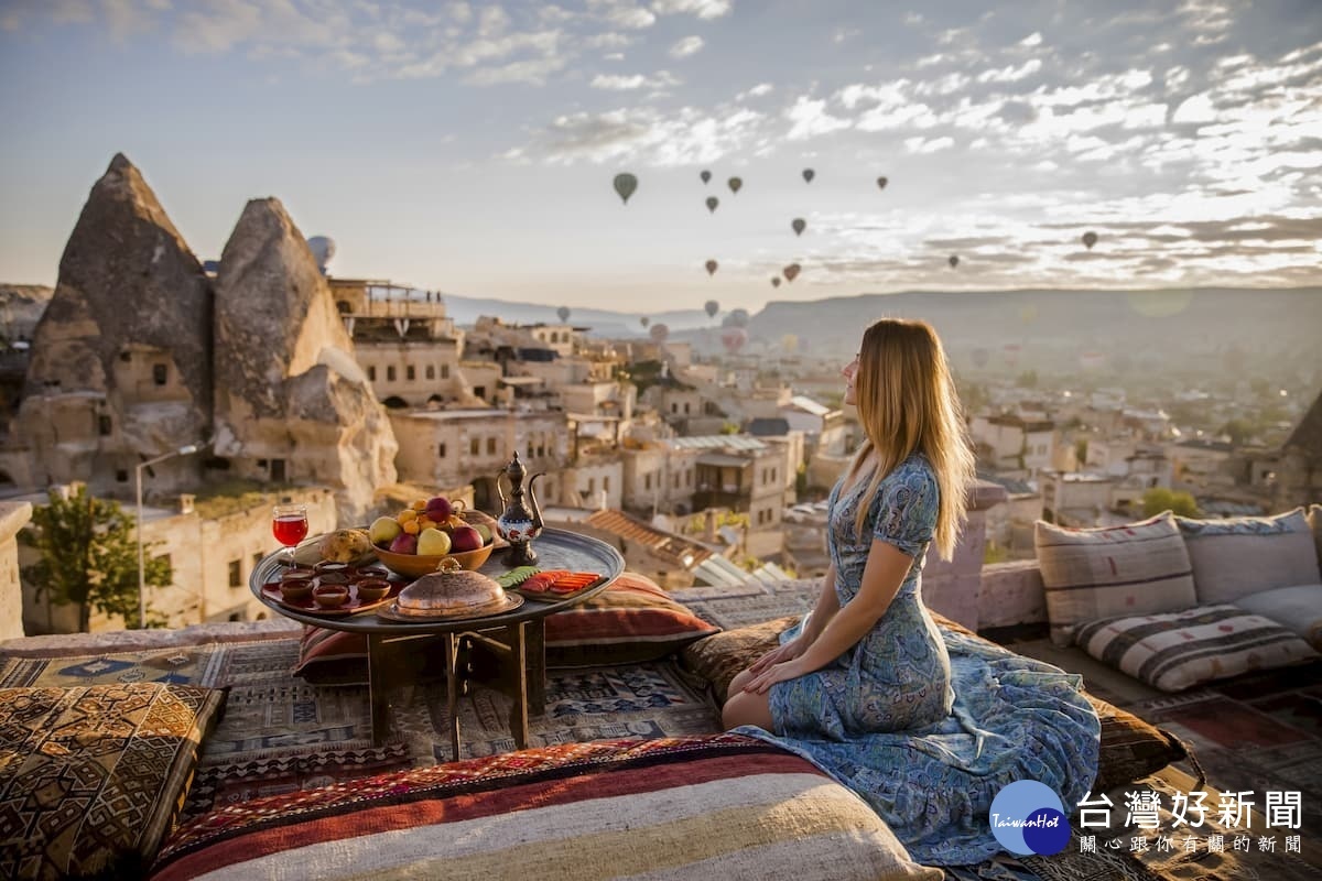 土耳其的卡帕多奇亞與肯亞並稱為全世界最適合搭乘熱氣球的國家，當曙光灑在造型各異的仙人煙囪岩上時，非常美麗。（圖／喜鴻假期提供）