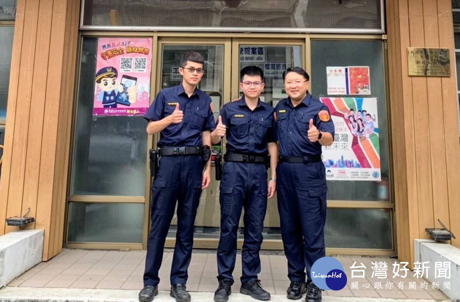 所長傅錫華(右)表示，期許廖國榮(中)、許哲瑋(左)能利用所學，持續為社會治安貢獻心力。