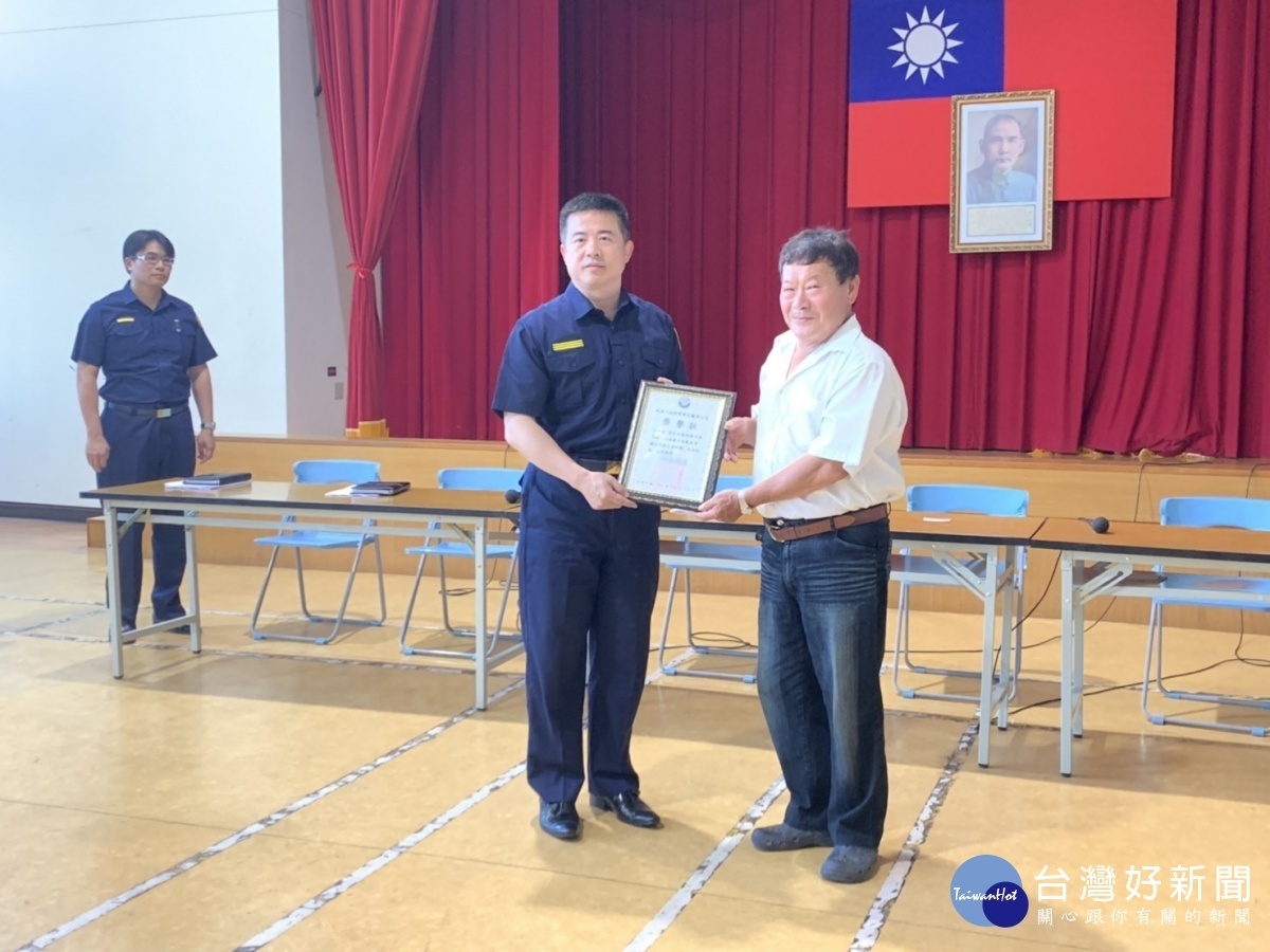 分局長蕭欽杰對於王姓清潔員拾獲鉅額現金不昧，品德操守素養廉潔，公開予以表揚並頒發榮譽狀。