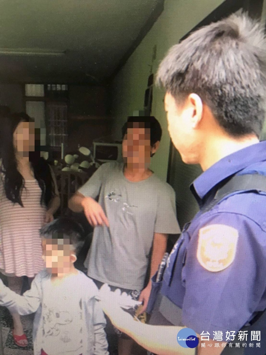 員警耐心詢問附近住戶下,終於在八德區長興路找到該名男童的家人。