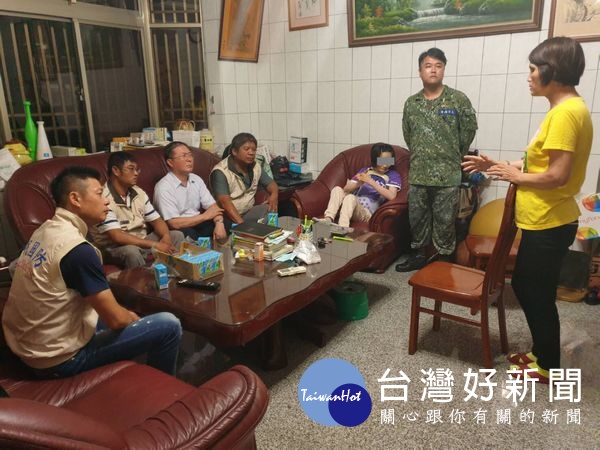 雲縣後指部愛心服務社偕同斗六市後備軍人輔導中心等幹部，前往關懷患有雷特氏症的小瑄，並致贈慰問品表達關懷之意。（記者陳昭宗翻攝）