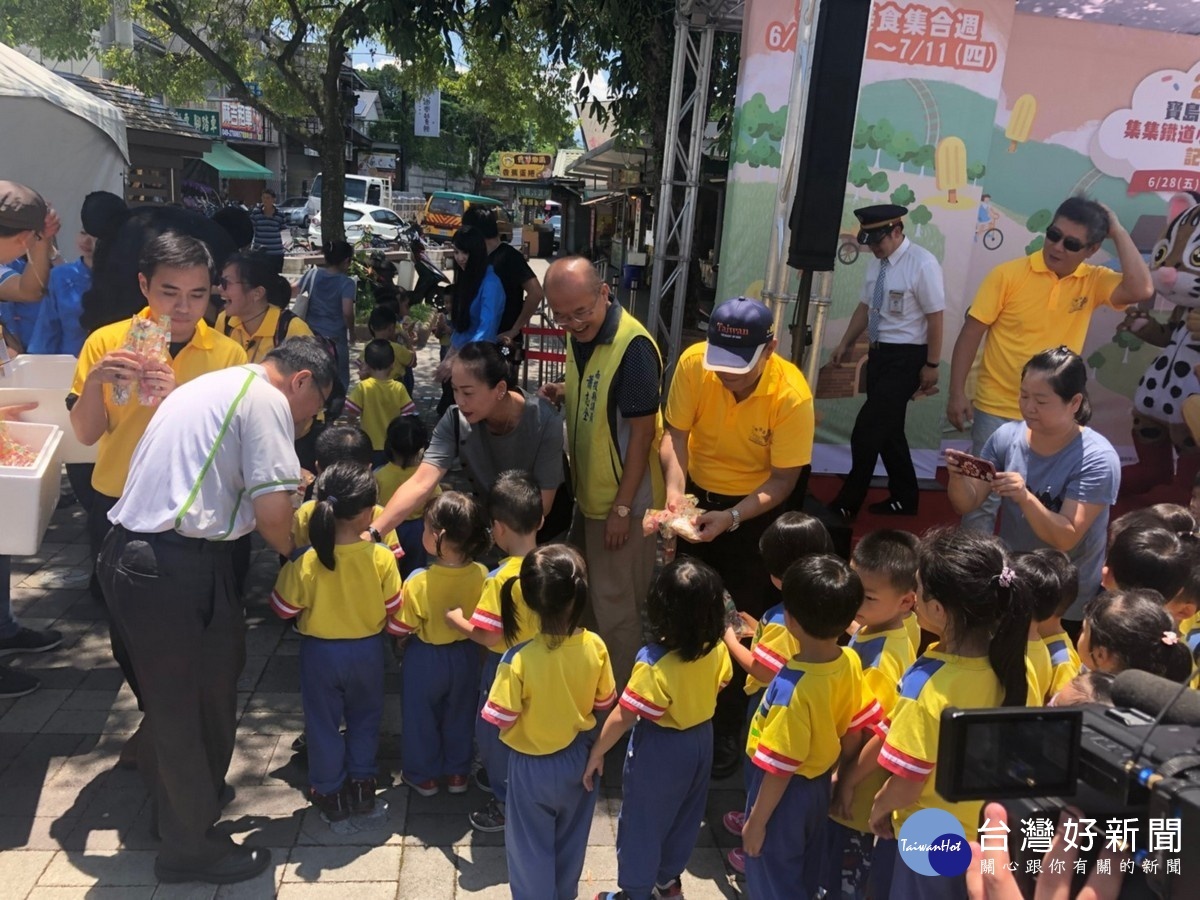 幼兒園小朋友分享可口的山蕉冰棒。〈記者吳素珍攝〉