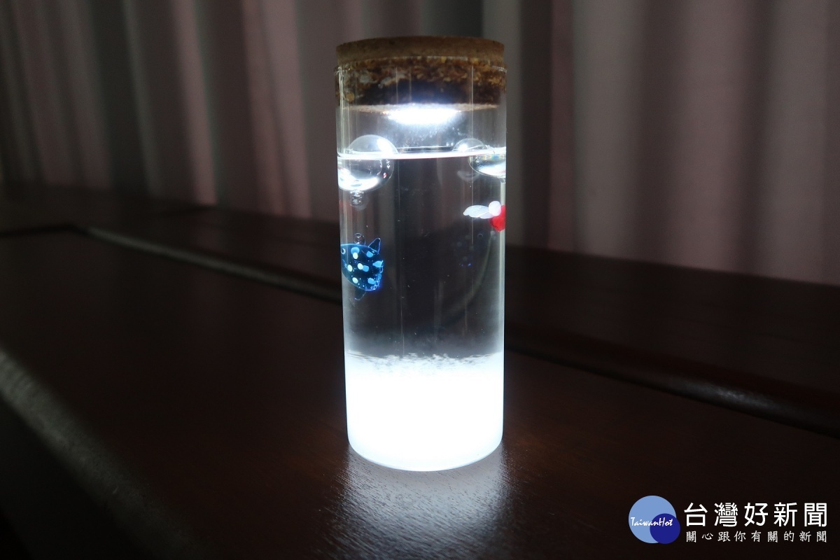文館自行研發的「帶燈天氣瓶」，也可放在室內當成擺飾，別有一番風味，