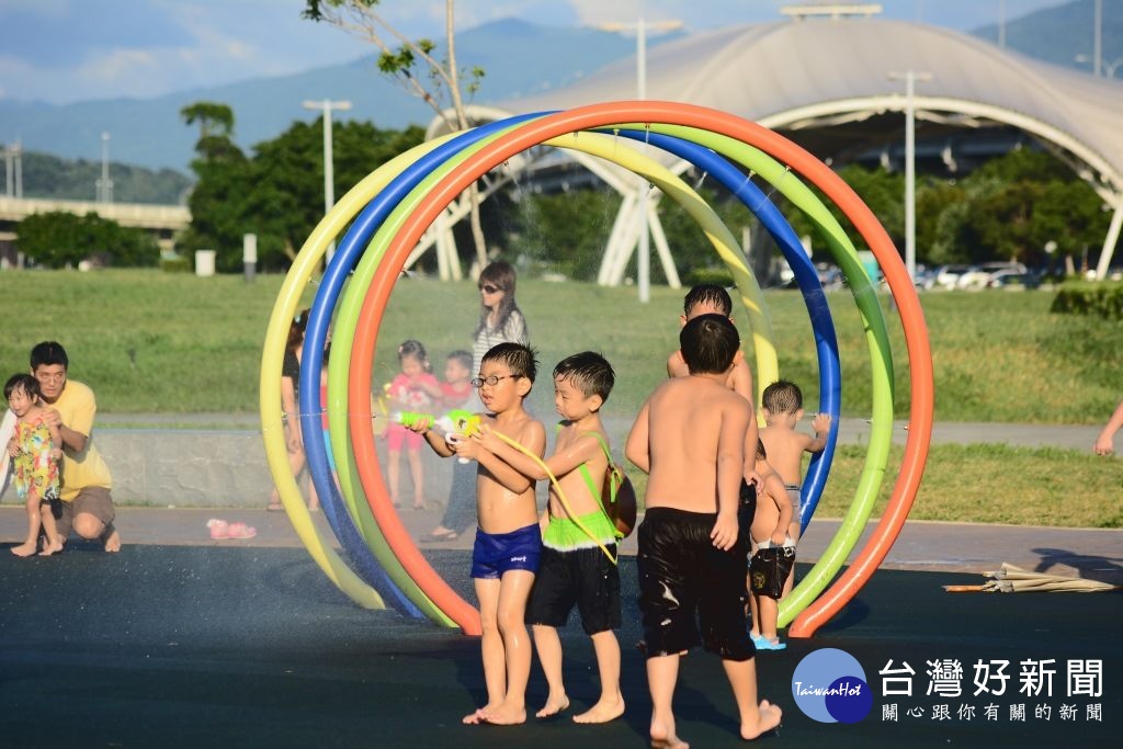 暑假7-8月期間 大佳河濱兒童戲水區天天開放(圖/台北市水利處提供)